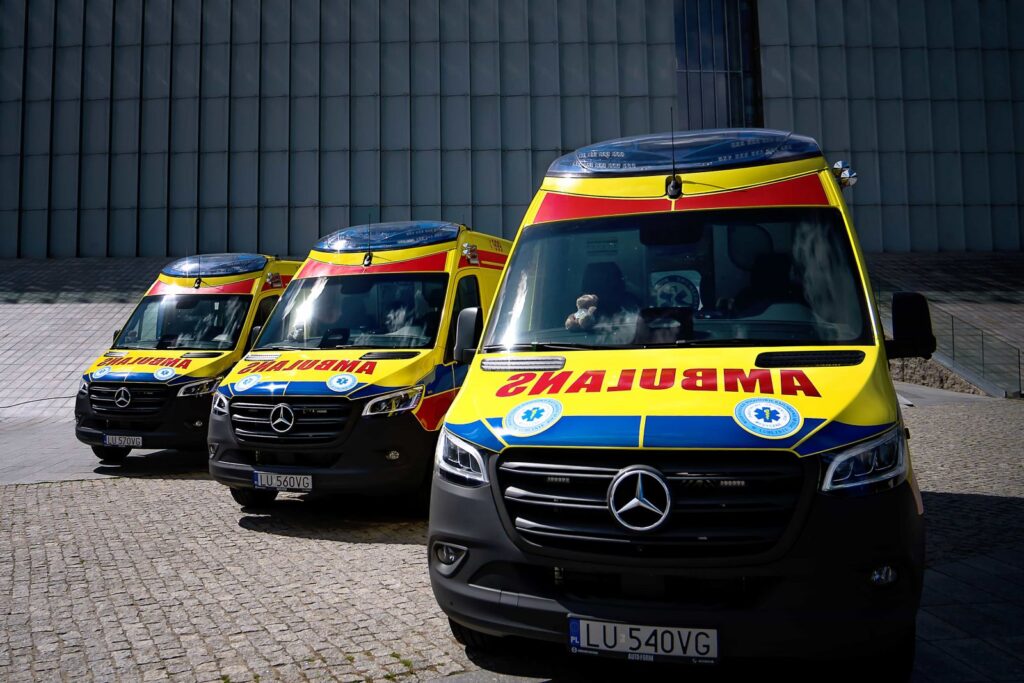 Trzy nowe ambulanse Mercedes Sprinter ustawione przed Centrum Spotkania Kultur w Lublinie
