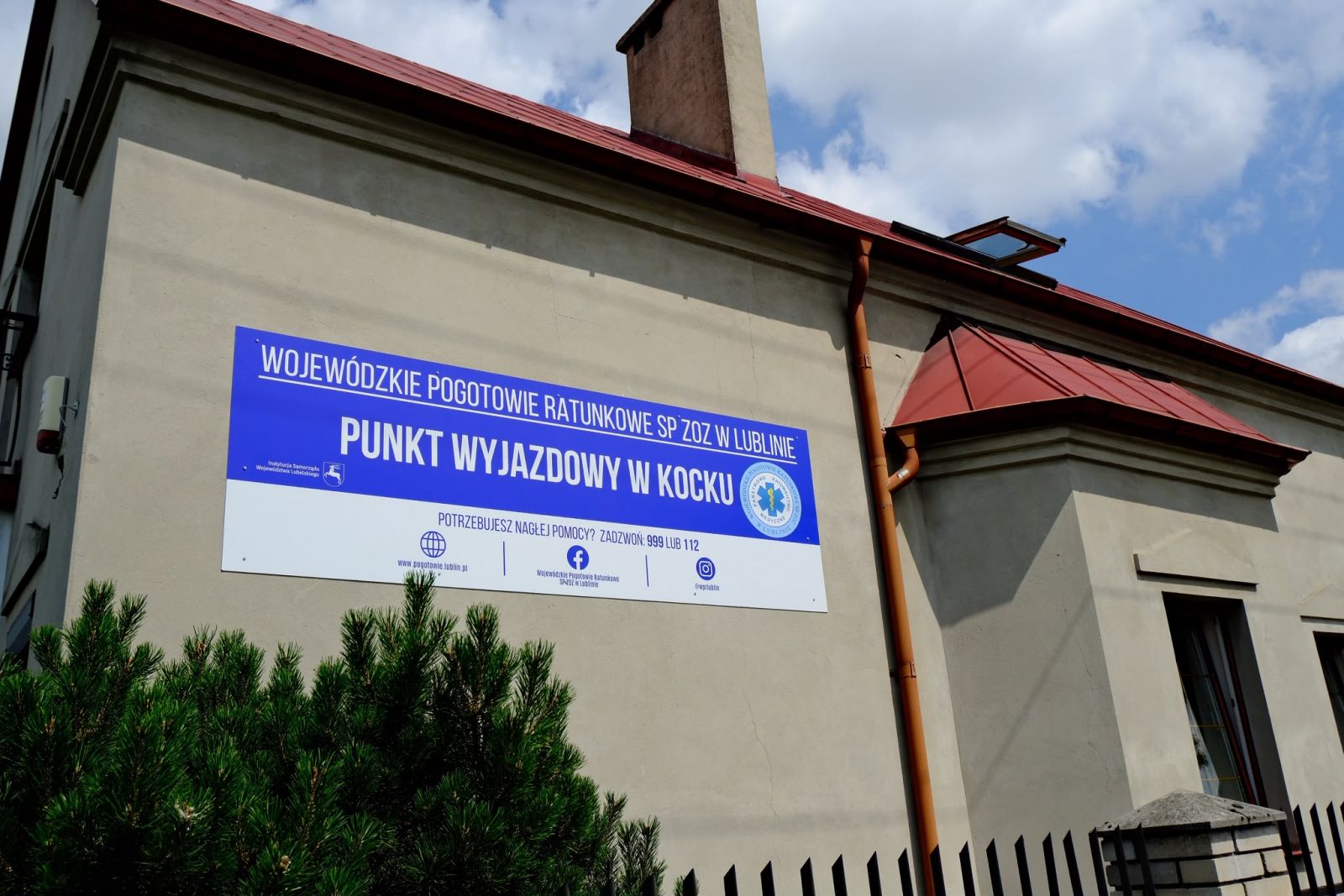 Budynek punktu wyjazdowego w Kocku z tablicą Wojewódzkiego Pogotowia Ratunkowego