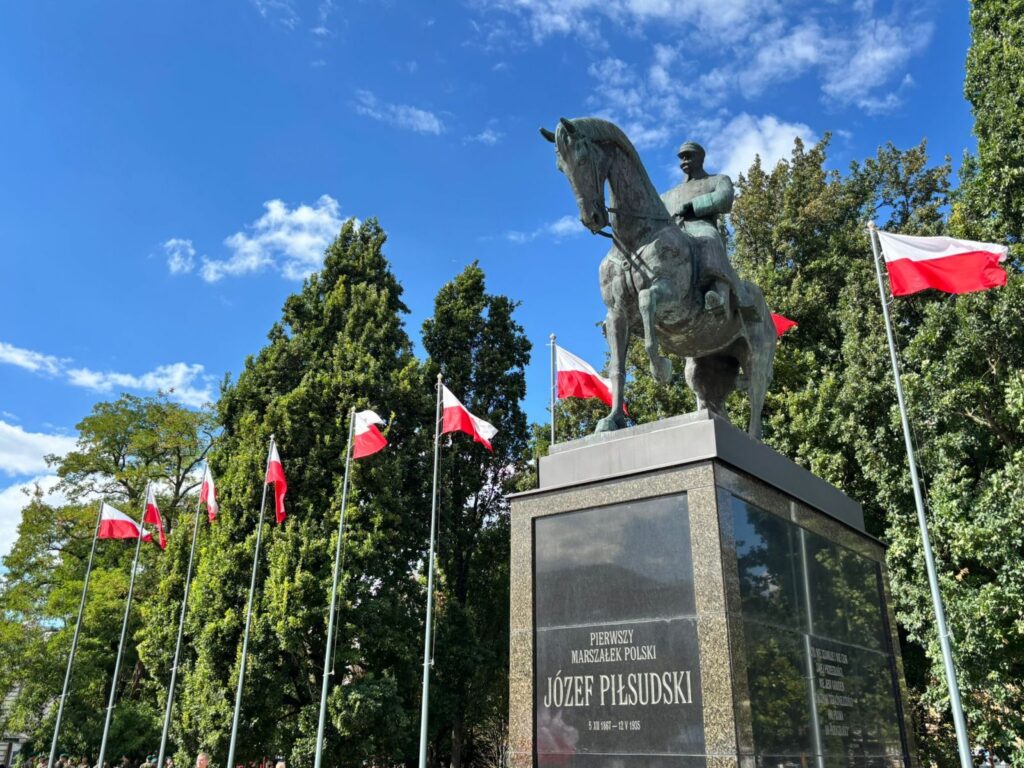 Pomnik Józefa Piłsudskiego na Placu Litewskim w Lublinie, wokół maszty z flagami Polski